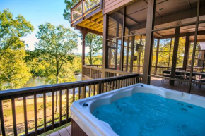Eagles Nest A pet friendly cabin on the river with a hot tub